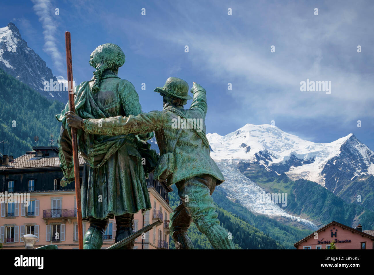 Statue der Bergsteiger Horace-Benedict de Saussure und Jacques Balmat (R) auf Mont-Blanc in Chamonix, Französische Alpen, Frankreich Stockfoto