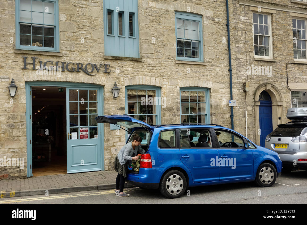 Eine Frau setzen, shopping in ihrem Auto vor HRH The Prince Of Wales-Shop, Highgrove in Tetbury, Gloucestershire, UK Stockfoto