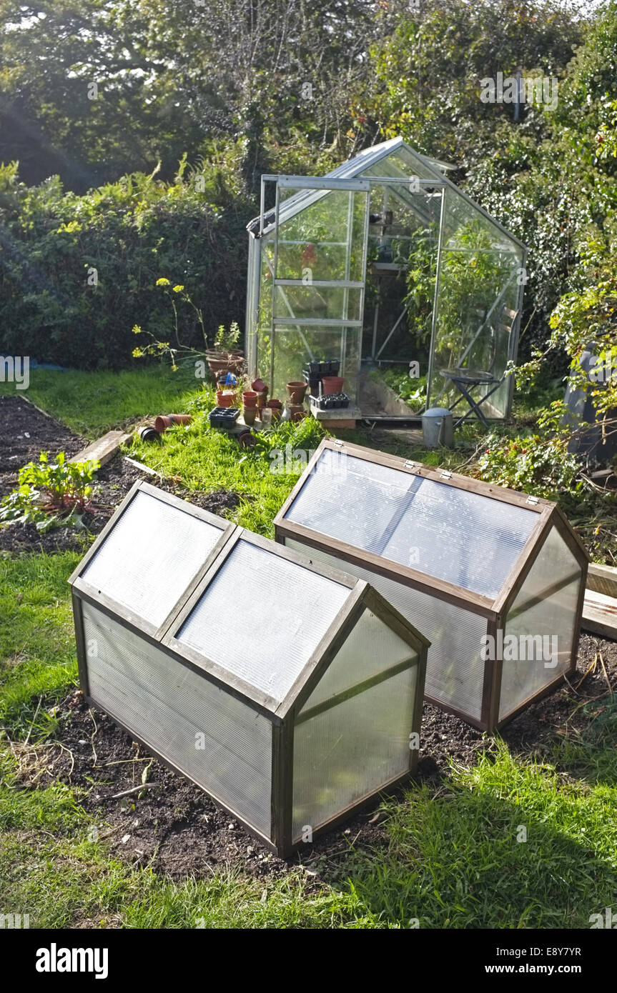 Tragbare Folientunnel in einem Garten in Cornwall, Großbritannien verwendet für den Anbau von Winter-Salat Stockfoto