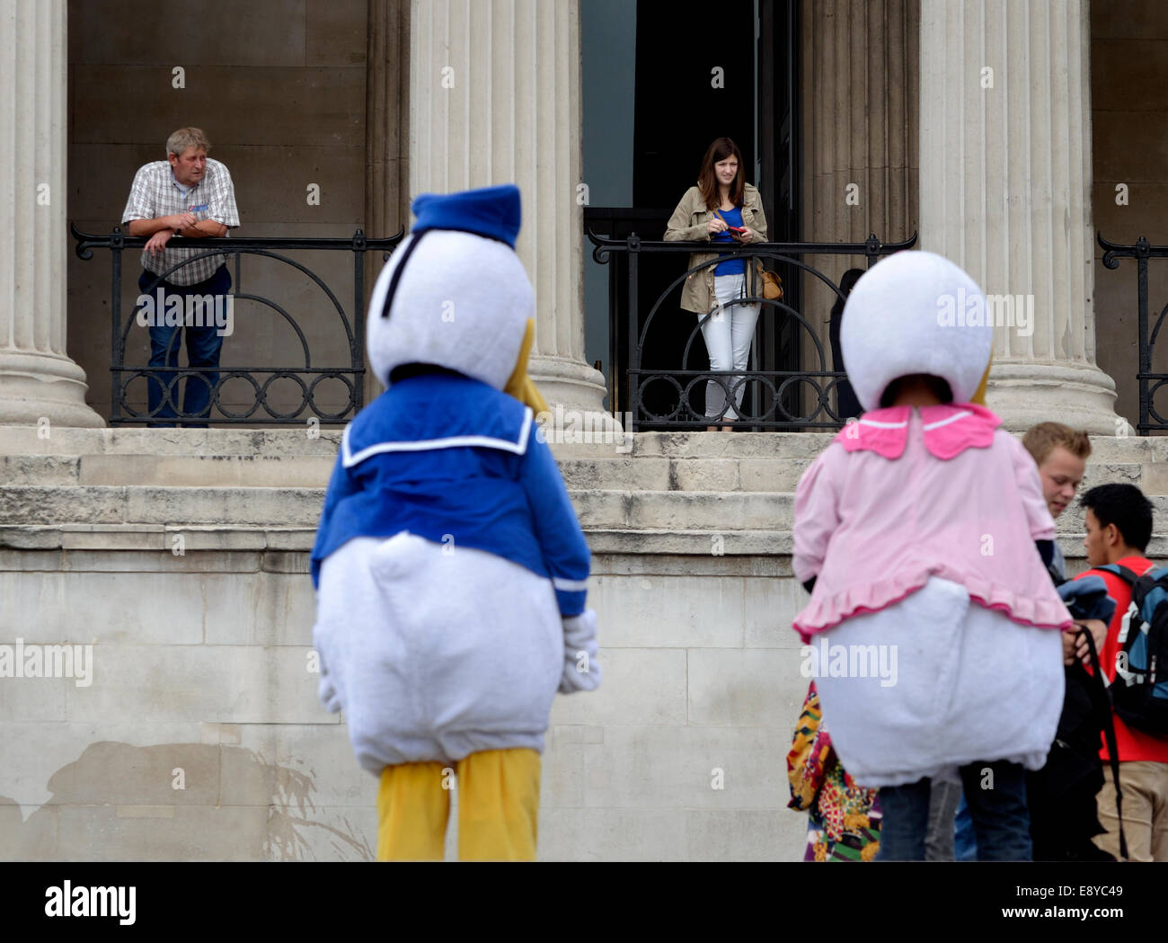 London, England, Vereinigtes Königreich. Trafalgar Square: Donald und Daisy Duck vor der National gallery Stockfoto