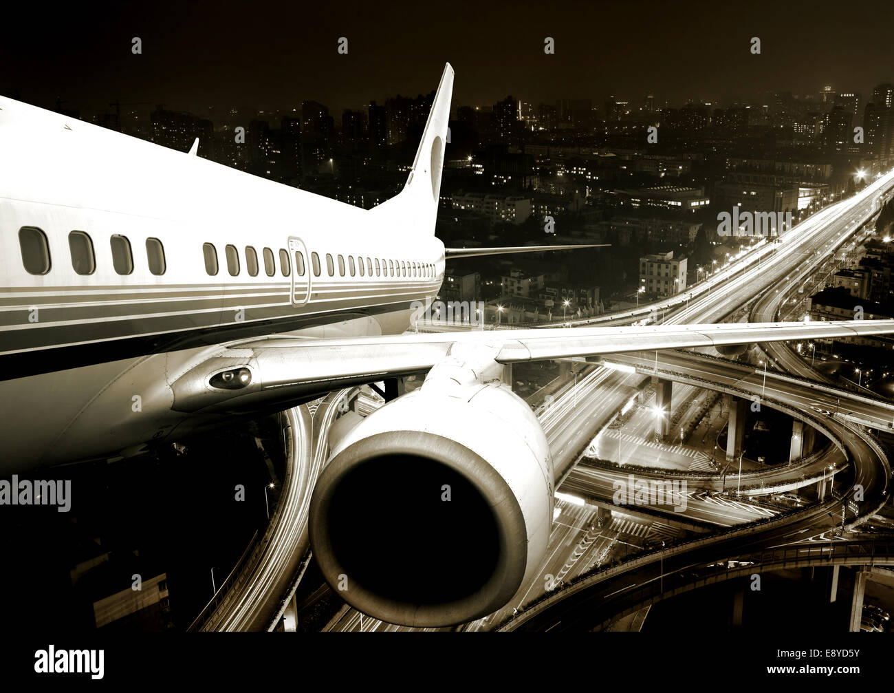 das Flugzeug aus der Stadt Nacht ausziehen. Stockfoto