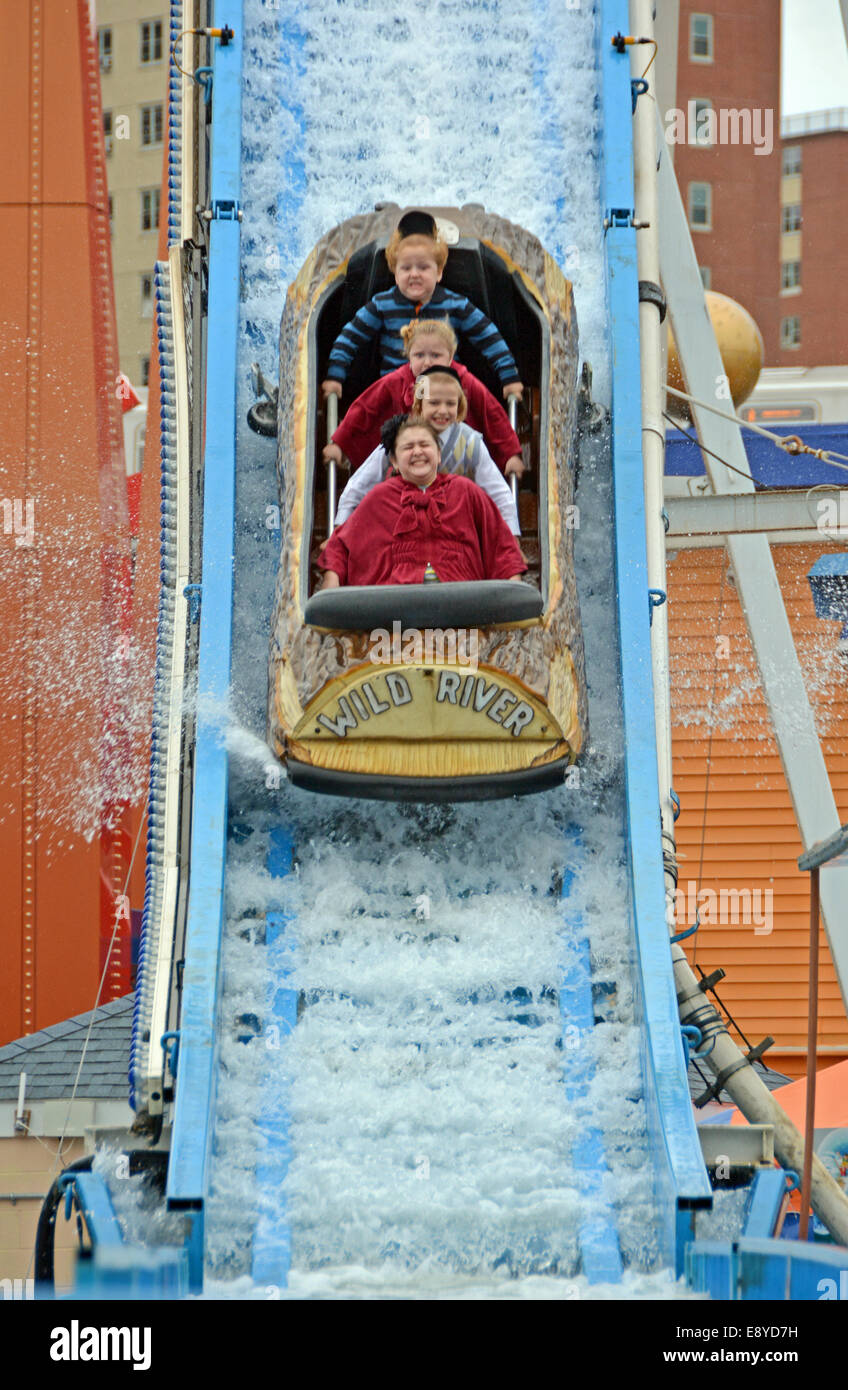 Religiöse jüdische Kinder auf der Wild River Fahrt im Luna Park auf Coney Island, Brooklyn, New York Stockfoto