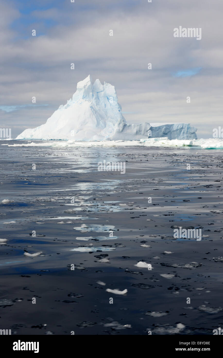 Eisberg mit Reflexion schwebend in der Ross-See, Antarktis. Stockfoto