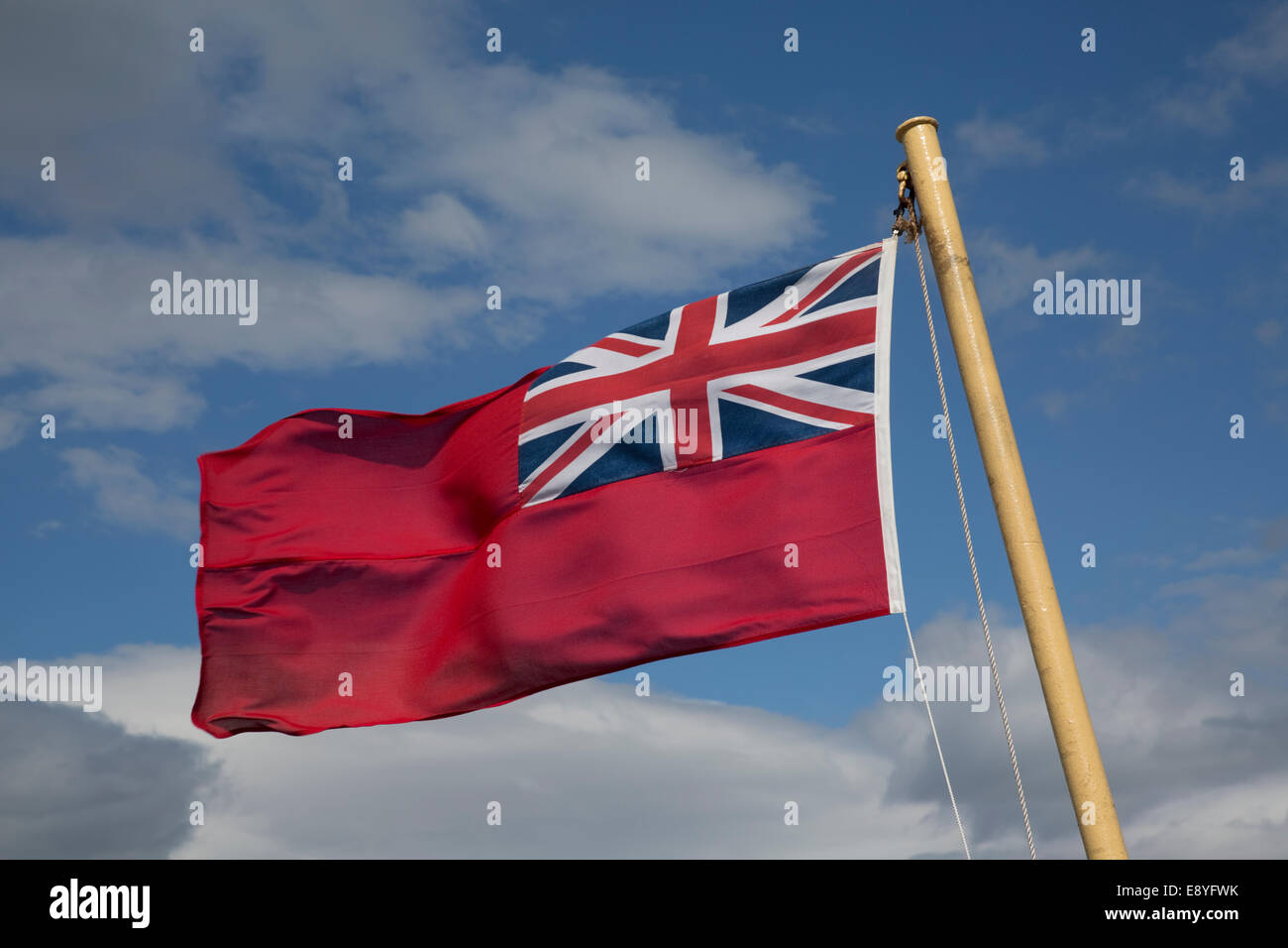 Red Ensign oder Red Duster Flagge im Wind am Caledonian McBrayne Fähre Barra äußeren Hebriden Schottland Stockfoto