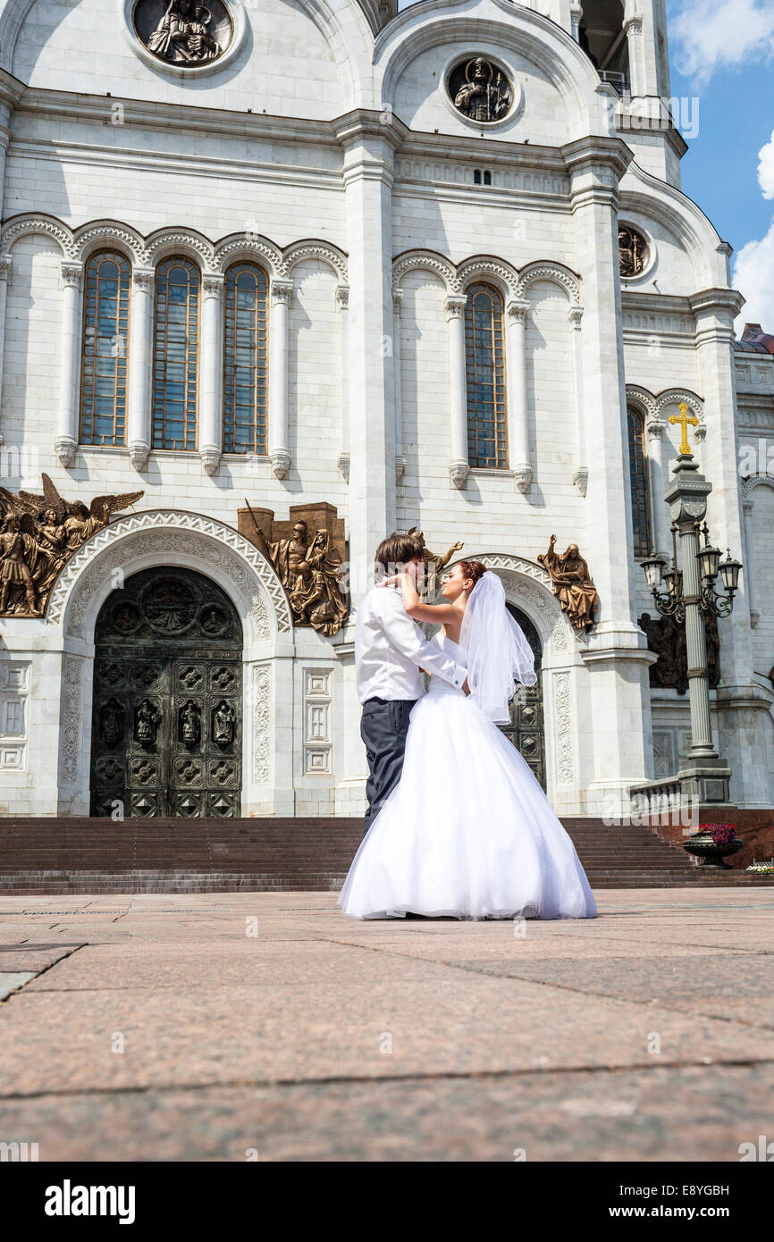 Brautpaar vor Kathedrale von Christus dem Erlöser, Moskau, Russland Stockfoto