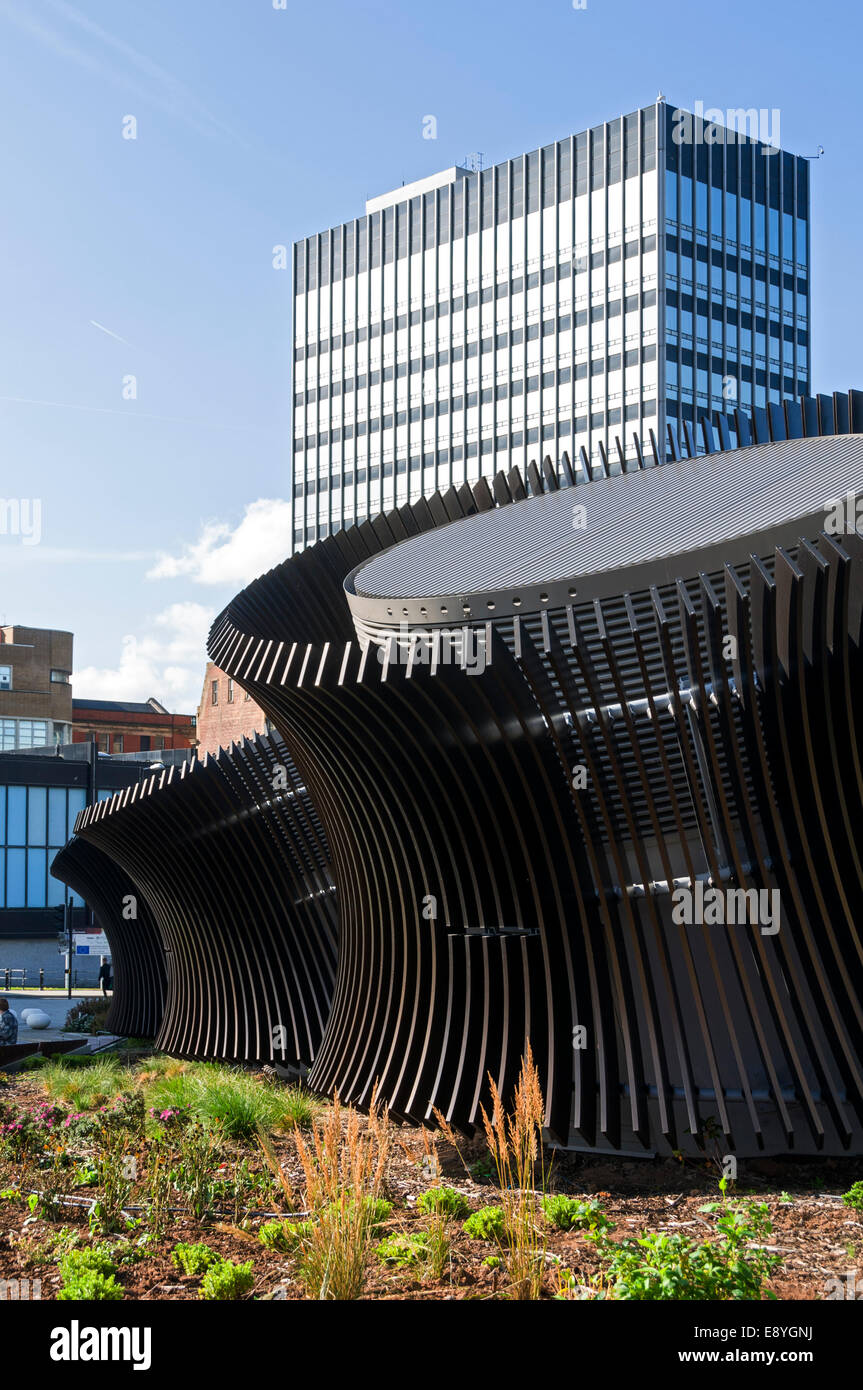 New Century House von Angel Square, Manchester, UK.  Die Objekte im Vordergrund sind für Heizung und Lüftung System. Stockfoto