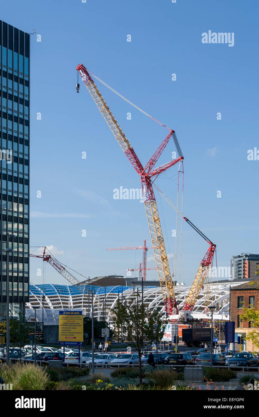 Kran arbeiten auf dem neuen Dach der Victoria Station, von außen Nr. 1 Angel Square, Manchester, UK. Neues Jahrhundert-Haus auf der linken Seite. Stockfoto