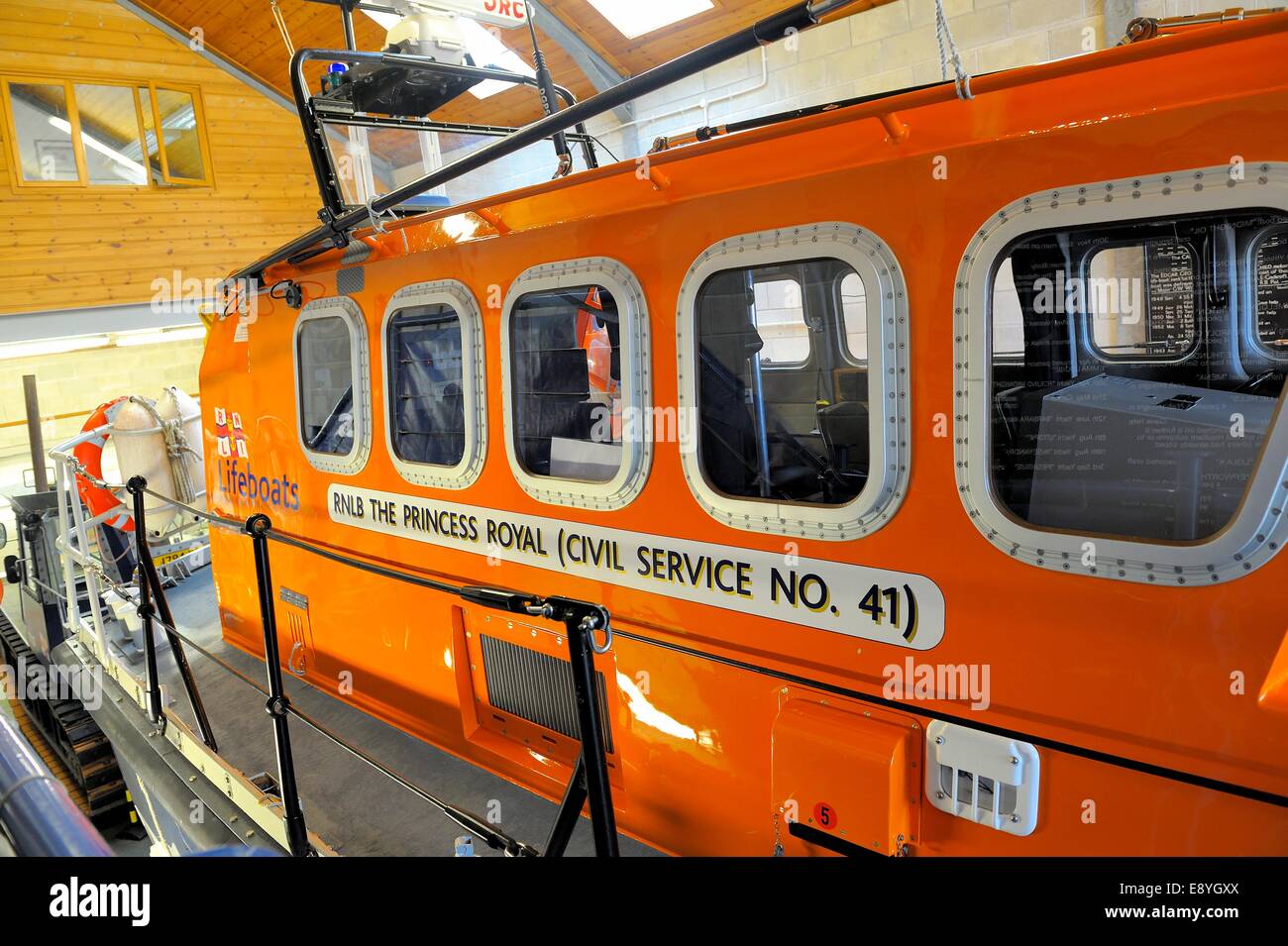 Die St Ives RNLI Rettungsboot innen und undercover Cornwall England uk Stockfoto