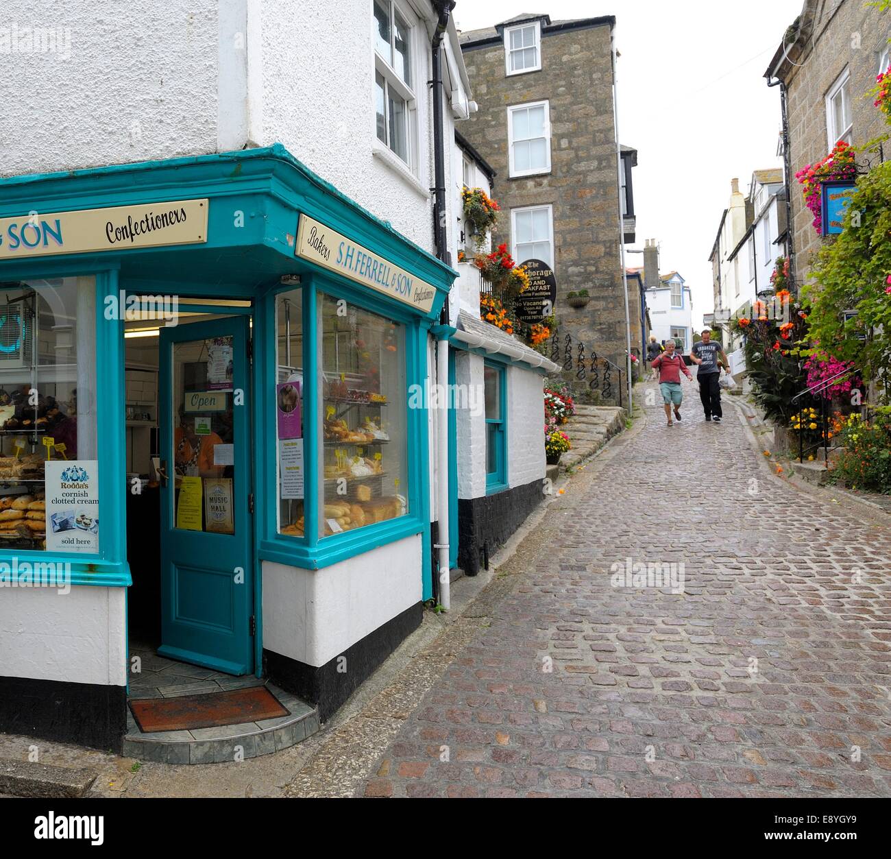 Eine Seitenstraße in St Ives Cornwall mit einem Bäcker-Shop auf der Ecke England uk Stockfoto