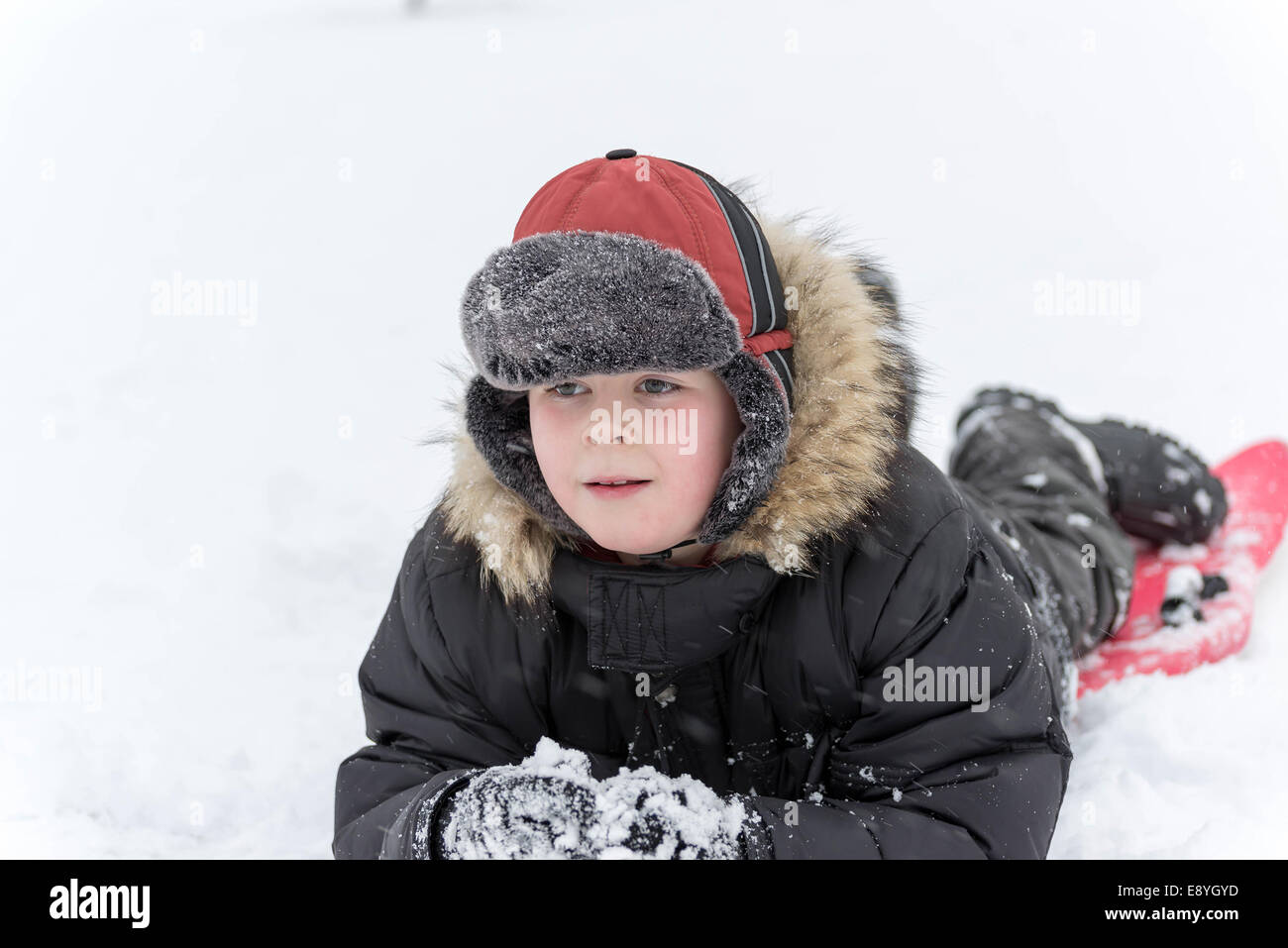 Teenager spielen im Schnee im winter Stockfoto