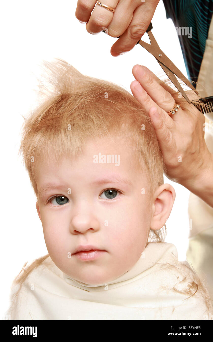 Haarschnitt junge mit Schere Stockfoto