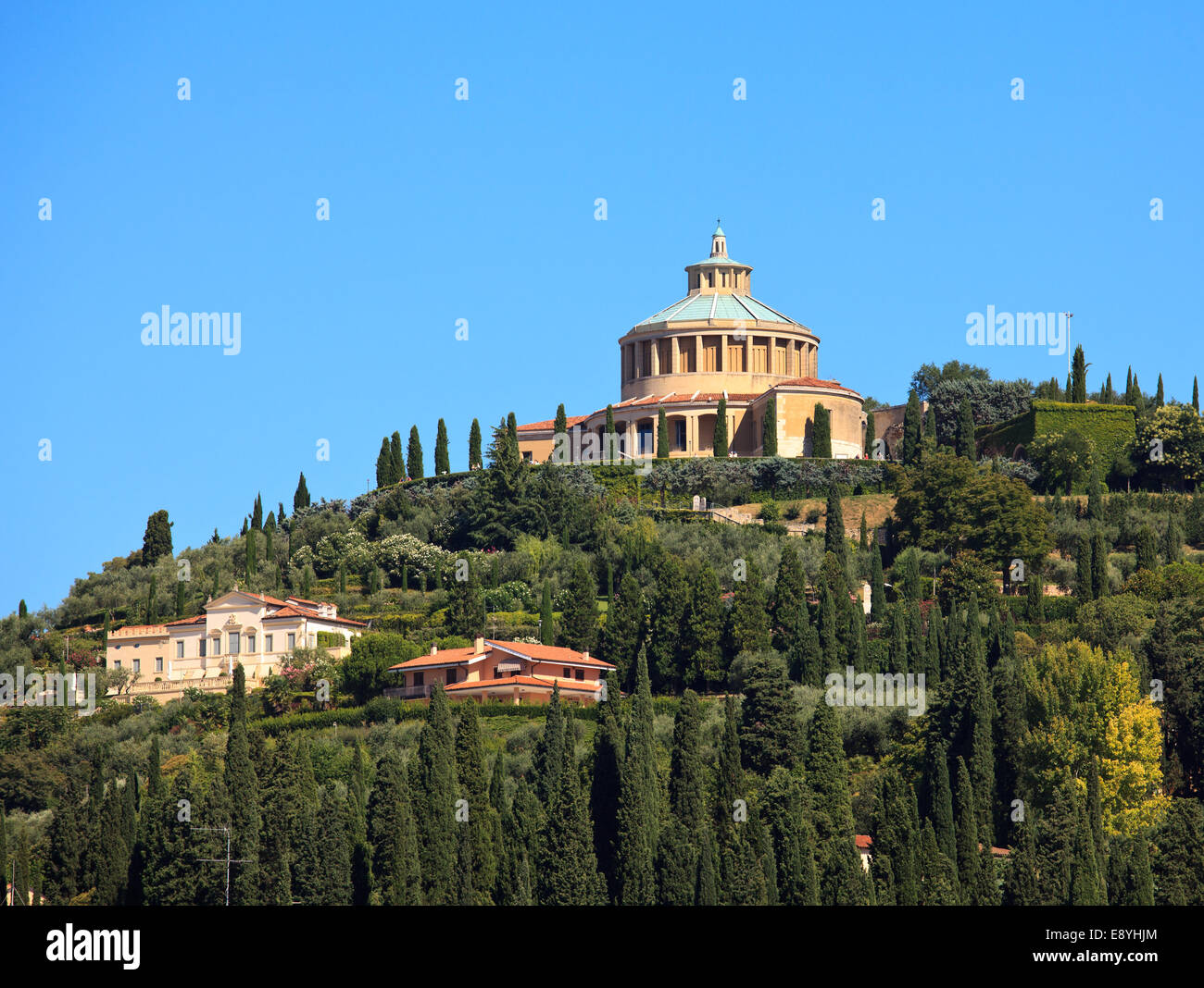 Alte Gebäude über Verona Stockfoto