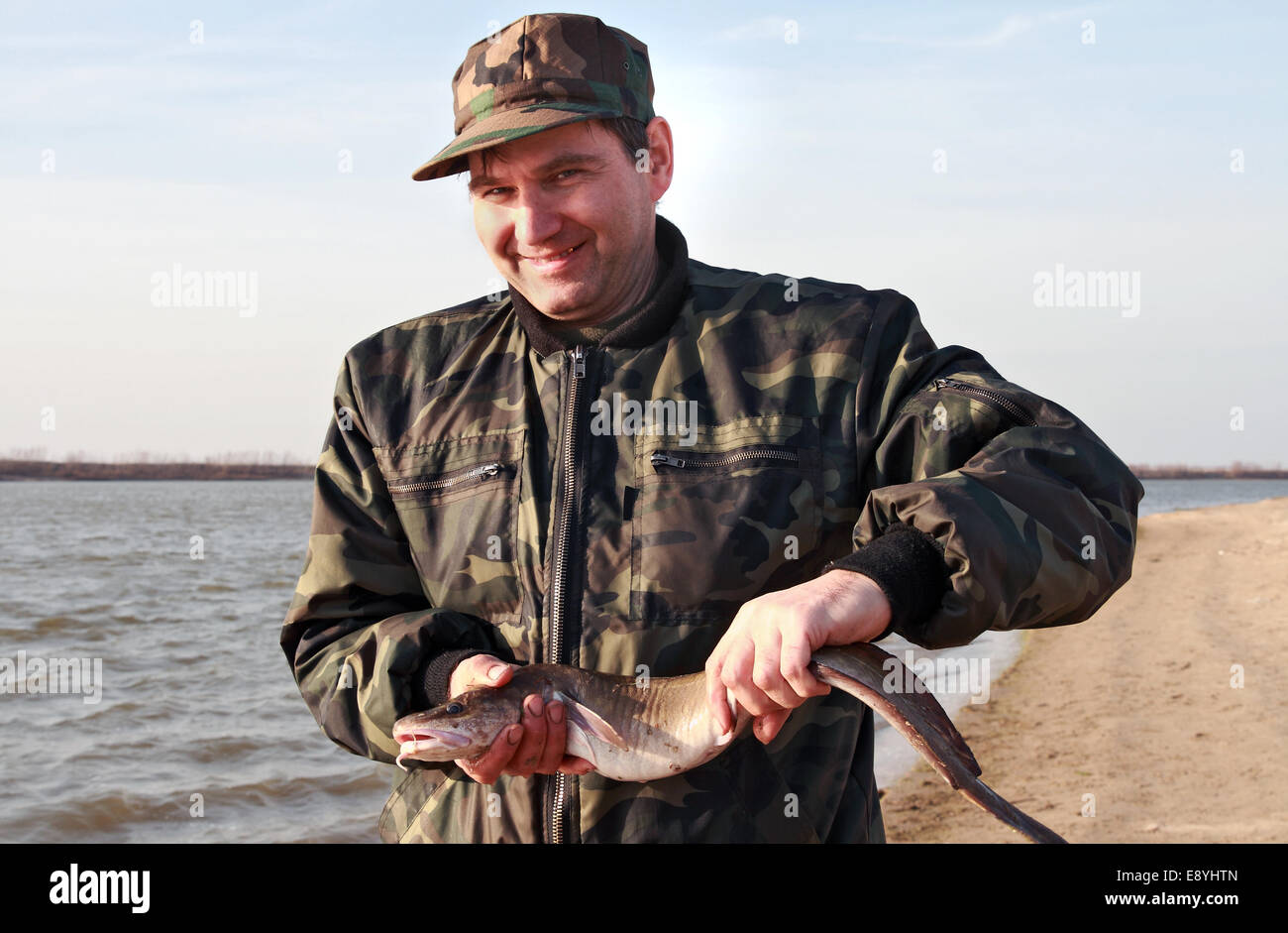 Sibirische Fischer fing mit Quappe Stockfoto