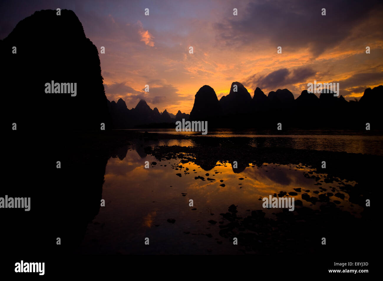 Karst-Formationen Sonnenuntergang Xingping China Stockfoto