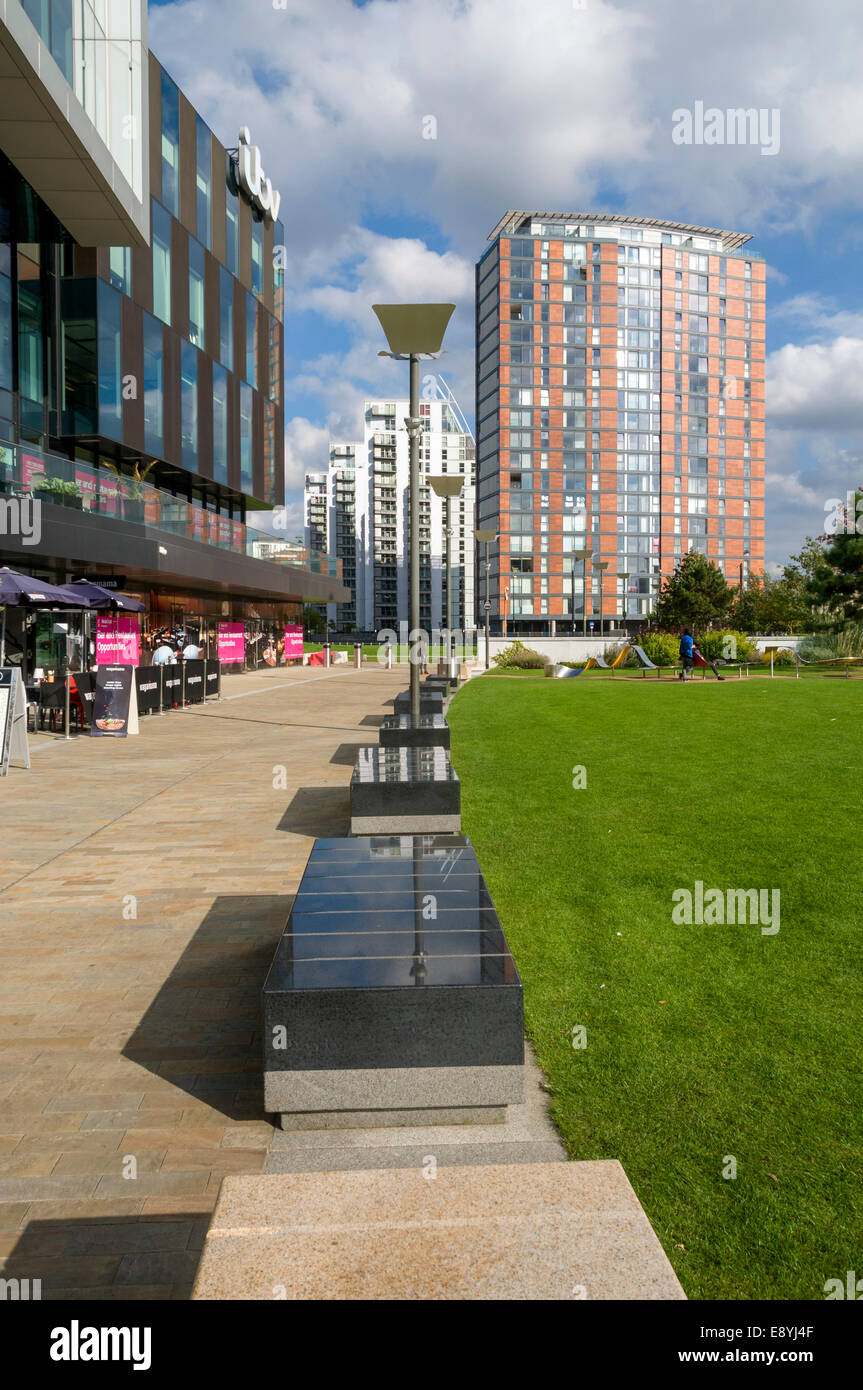 Stone Seats und Apartments Blocks in MediaCityUK, Salford Quays, Manchester, England, Großbritannien. City Lofts Wohnungen dahinter. Stockfoto