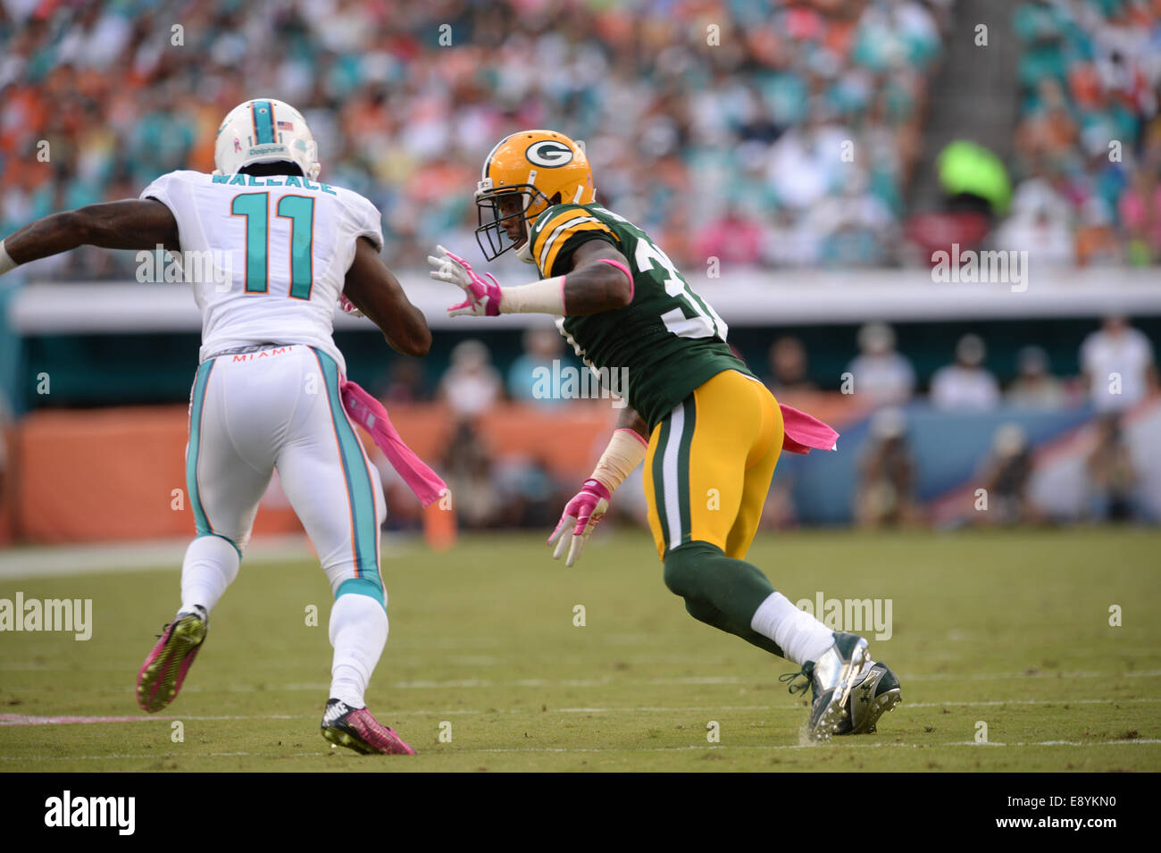 Miami Gardens, FL, USA. 12. Oktober 2014. Sam Shields #37 der grünen Bucht verteidigt Mike Wallace #11 von Miami in die NFL Football-Spiel zwischen den Miami Dolphins und den Green Bay Packers im Sun Life Stadium in Miami Gardens FL. Die Packers besiegten die Delphine 27-24. © Csm/Alamy Live-Nachrichten Stockfoto