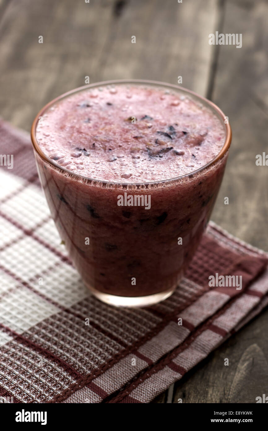 Bio Heidelbeere Smoothy gemacht mit frischen Zutaten Stockfoto