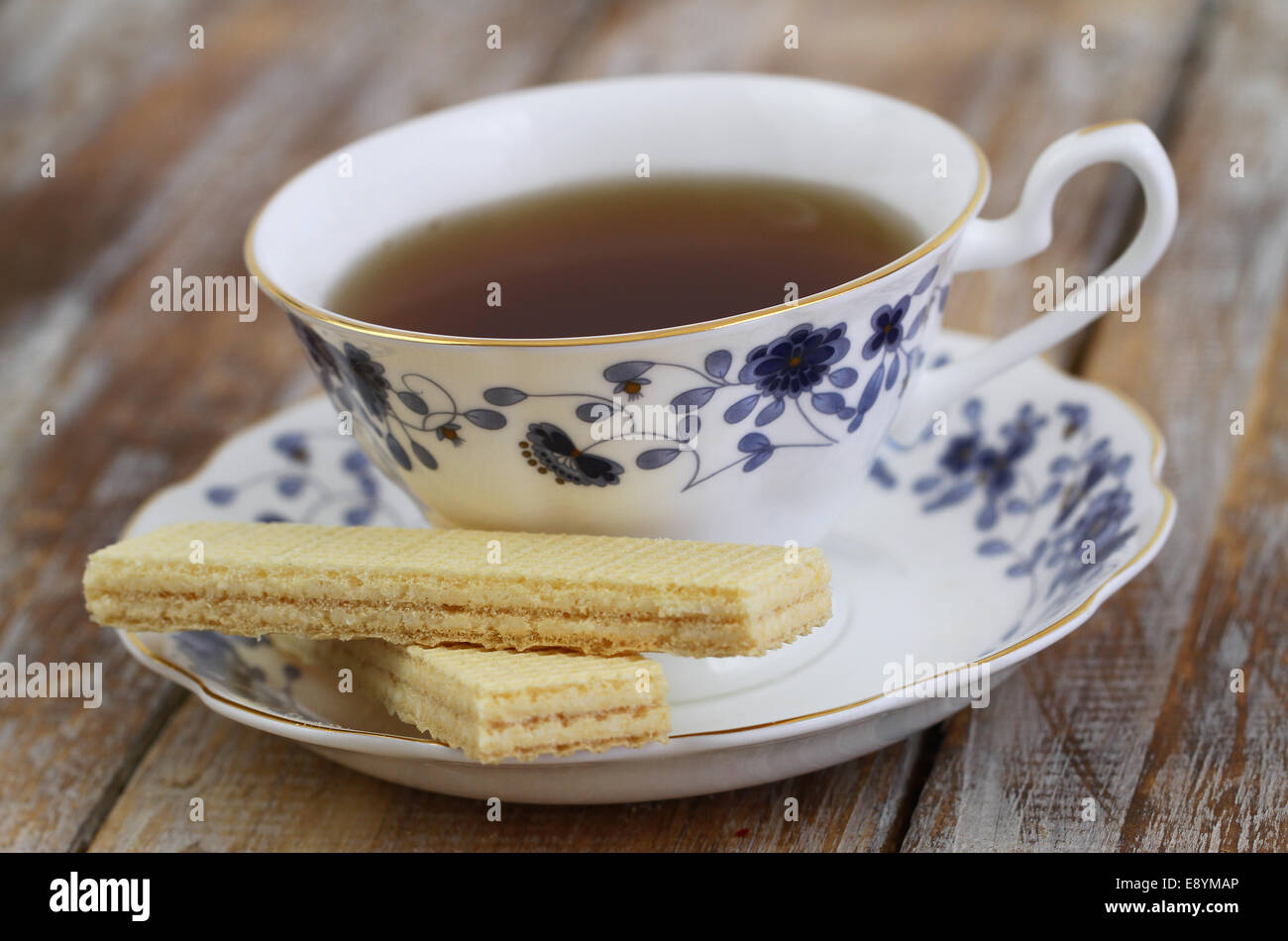 Tasse Tee im Vintage Cup und Vanille-Waffel Stockfoto