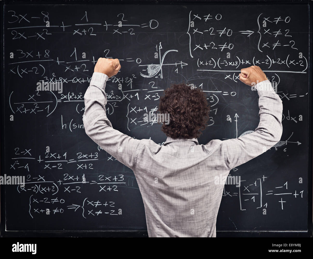 glücklicher Mann rückseitige Ansicht und Blackboard Hintergrund Stockfoto