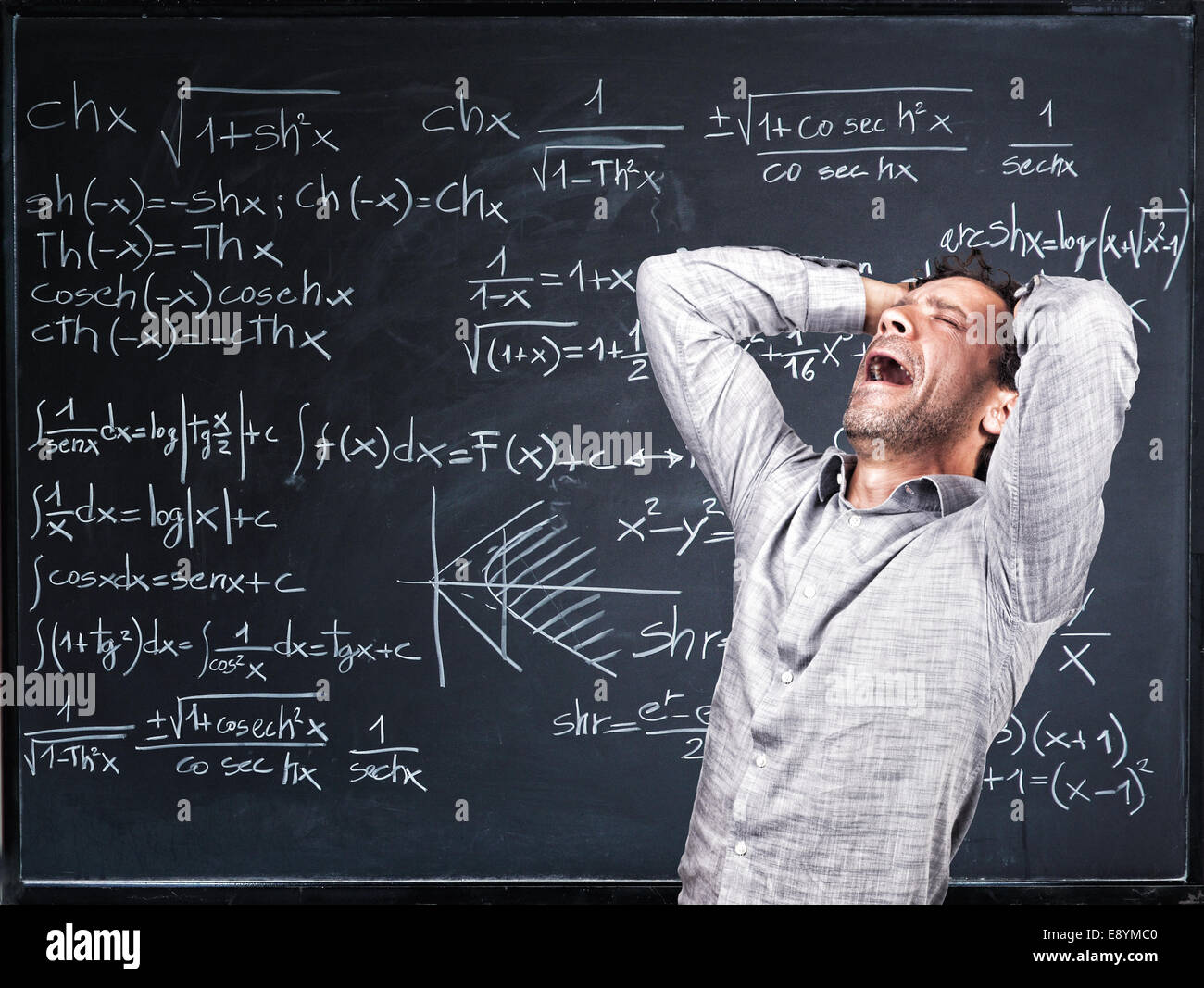 verzweifelte Lehrer und Blackboard-Hintergrund Stockfoto