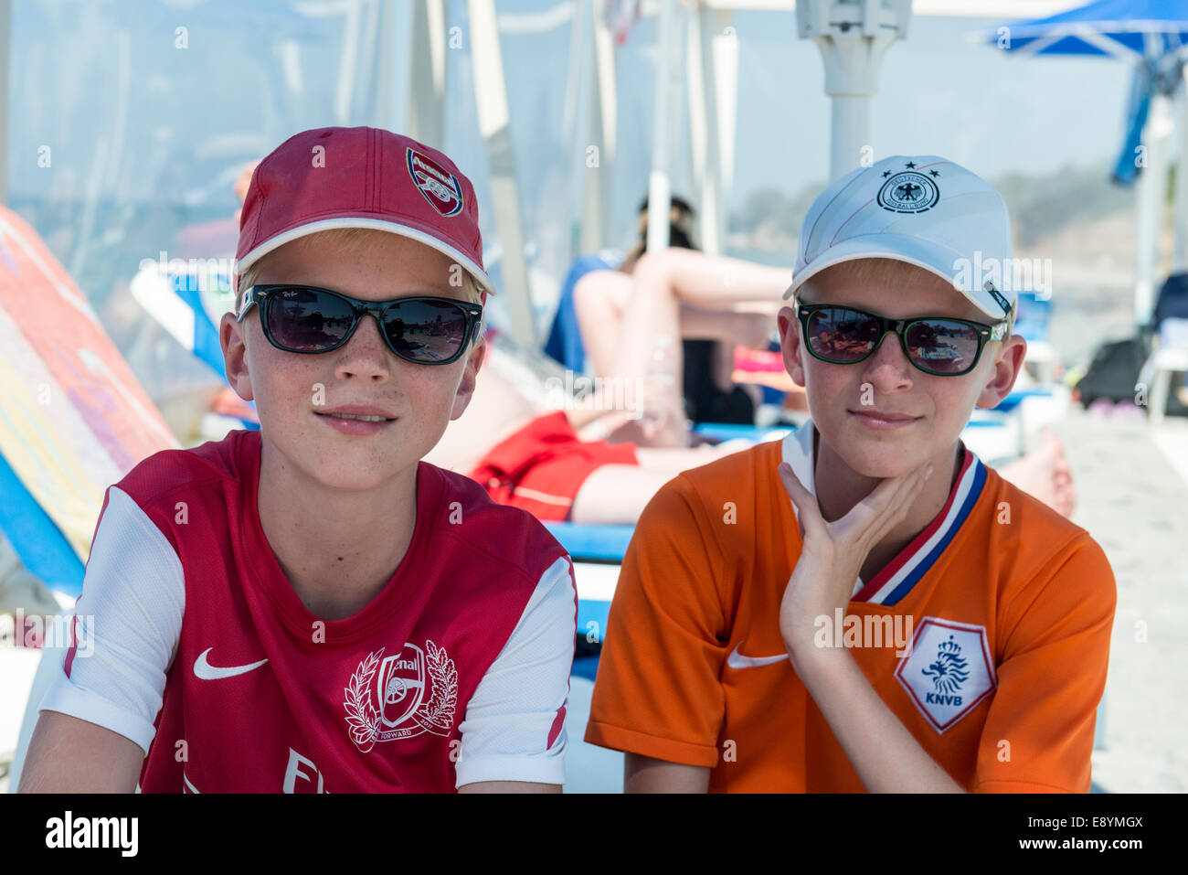 Zwei jungen im Teenageralter mit Base-Caps und Sonnenbrille Blick in die Kamera Mastichari, Kos, Griechenland Stockfoto