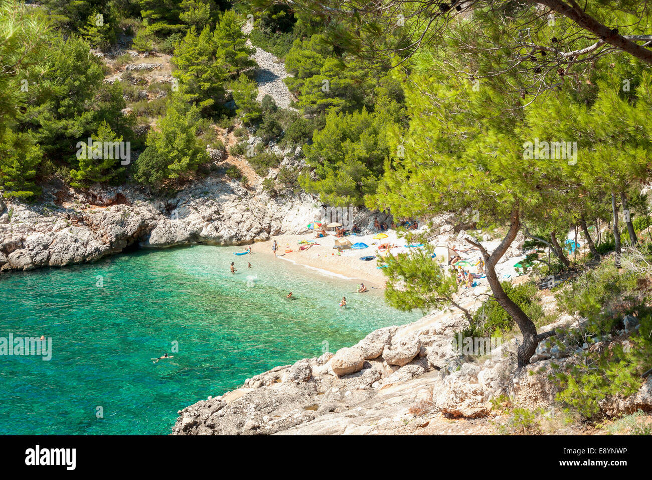 Touristen am Lucisca Strand in der Nähe von Sveta Nedilja Dorf, Insel Hvar, Kroatien Stockfoto