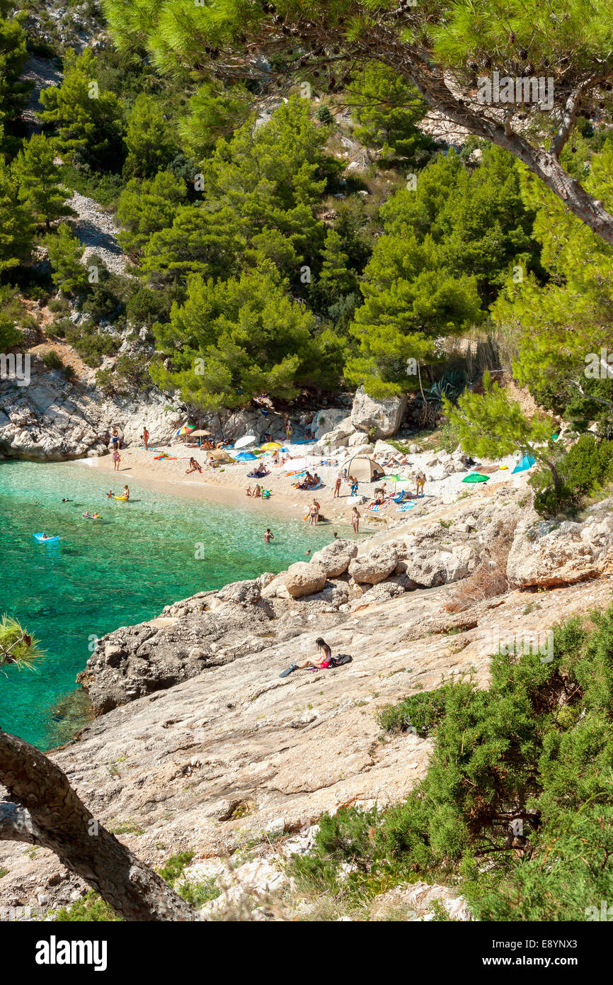 Touristen in der Lucisca Bay in der Nähe von Sveta Nedilja Dorf, Insel Hvar, Kroatien Stockfoto
