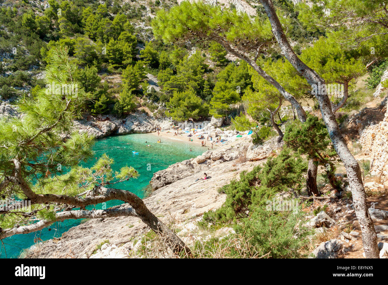Touristen in der Lucisca Bay in der Nähe von Sveta Nedilja Dorf, Insel Hvar, Kroatien Stockfoto