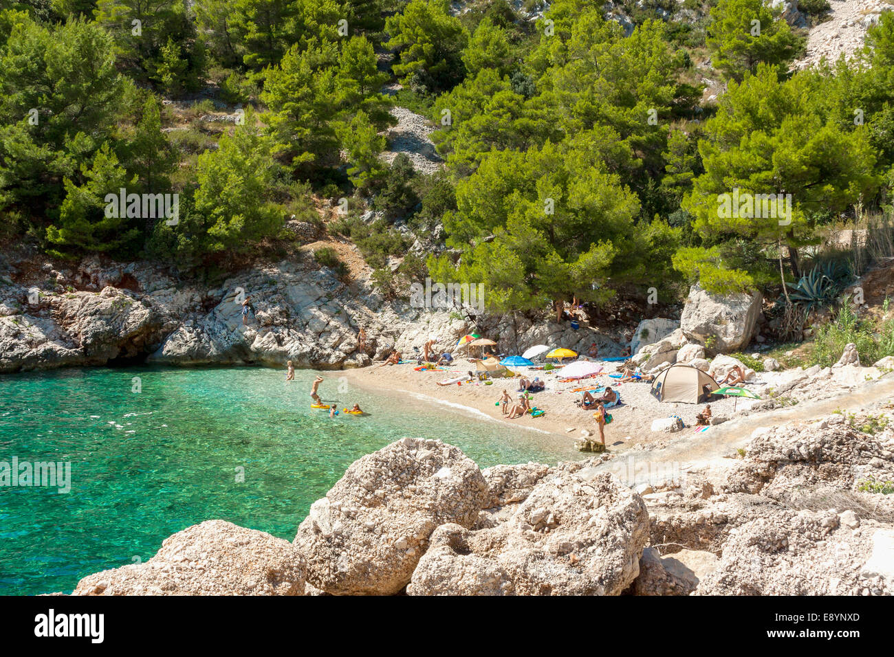 Touristen in der Lucisca Bay in der Nähe von Sveta Nedilja Dorf, Insel Hvar, Kroatien Stockfoto