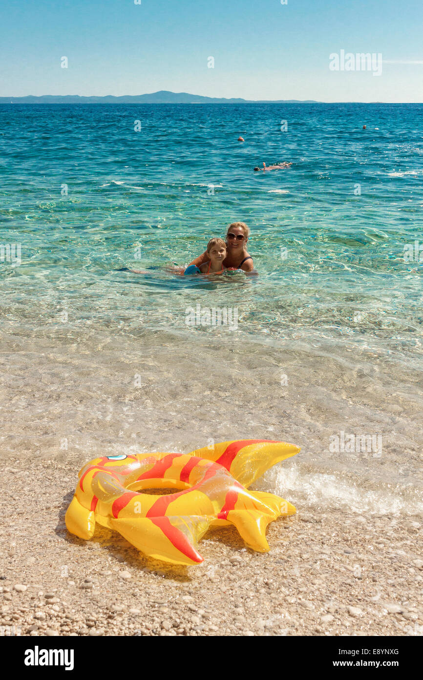 Frau mit einem Mädchen in der Lucisca Bay in der Nähe von Sveta Nedilja Dorf, Insel Hvar, Kroatien Stockfoto