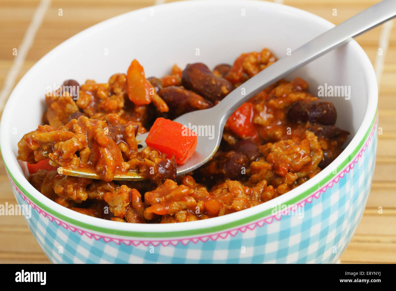 Chili Con Carne in Porzellanschüssel, Nahaufnahme Stockfoto