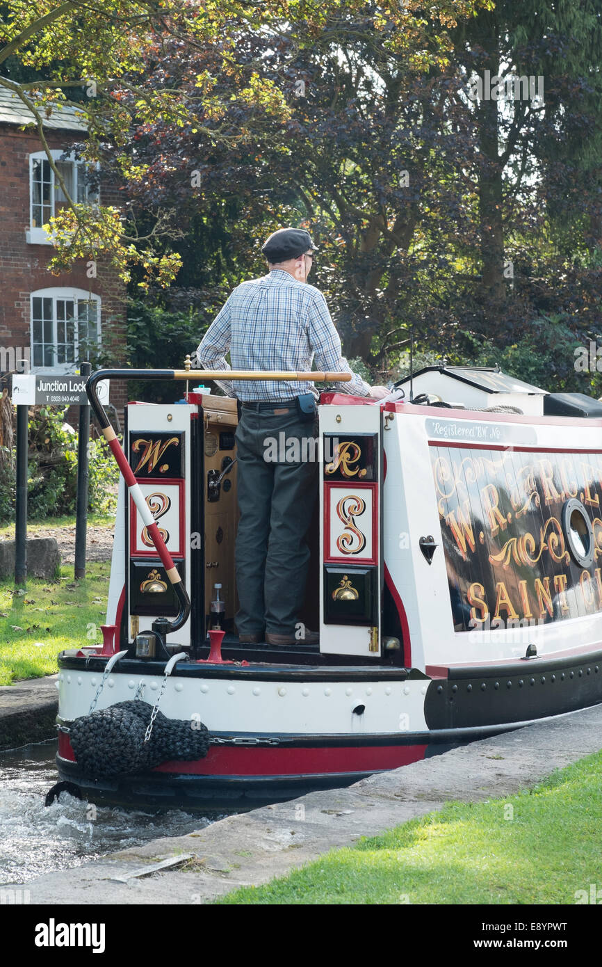 Die Navigation durch eine Sperre an Fradley Verzweigung auf dem Trent und Mersey Kanal Staffordshire England Vereinigtes Königreich Großbritannien Stockfoto