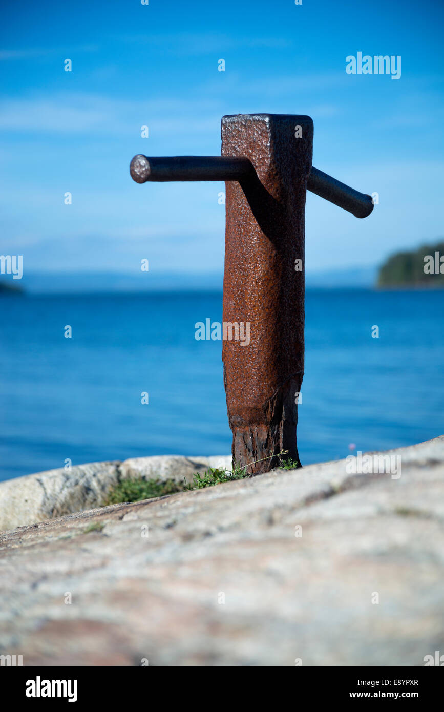 Rostigem Eisen Anlegestelle für Boote in den Felsen am Meer, Oslofjord Stockfoto