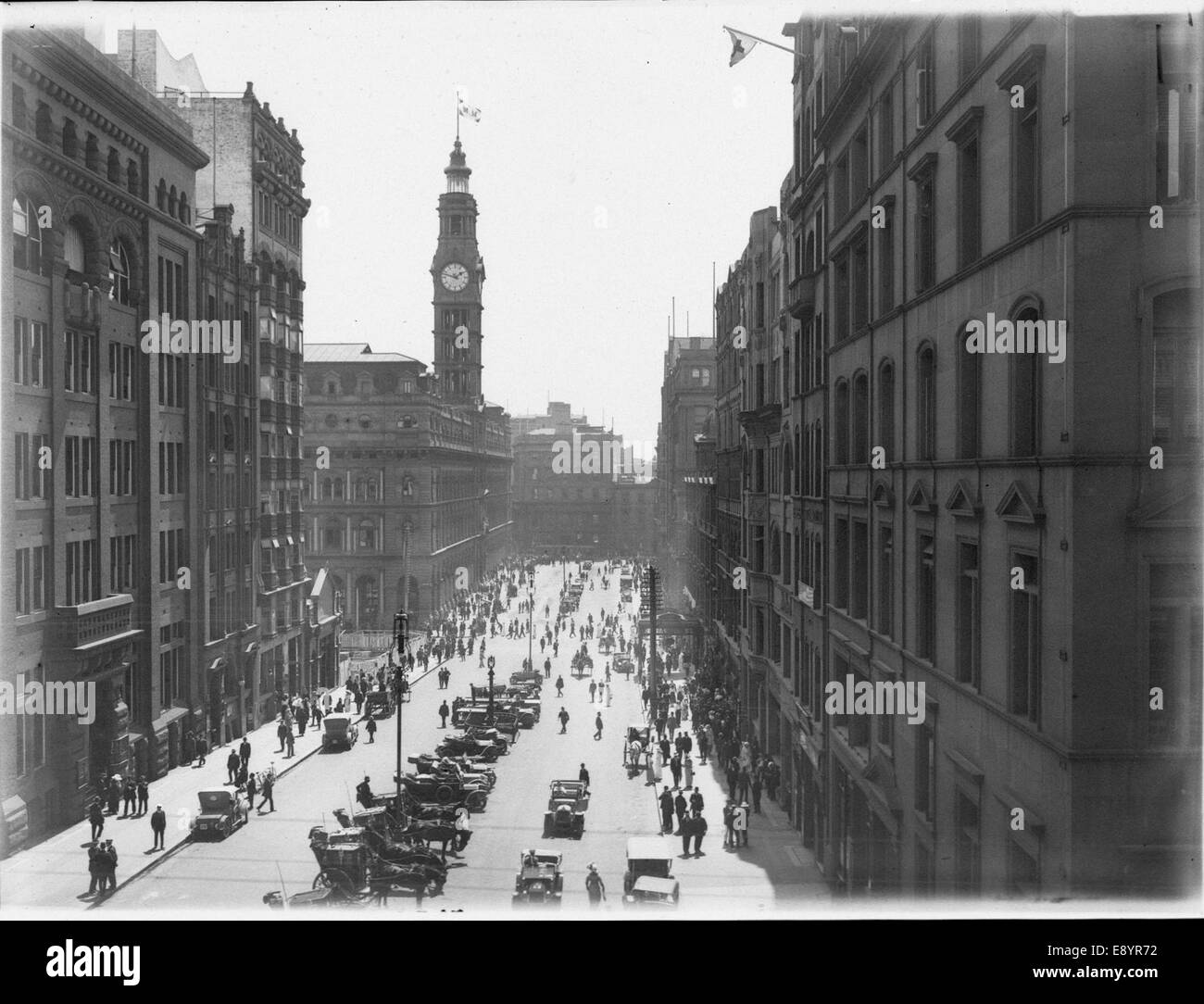 Dieses Foto zeigt das General Post Office in Martin Place, Sydney, von der Moore Street aus gesehen. Das Gebäude, ein Wahrzeichen von Sydney, ist bekannt für seine historische Architektur und seine Rolle als zentrales Postzentrum in der Stadt. Stockfoto