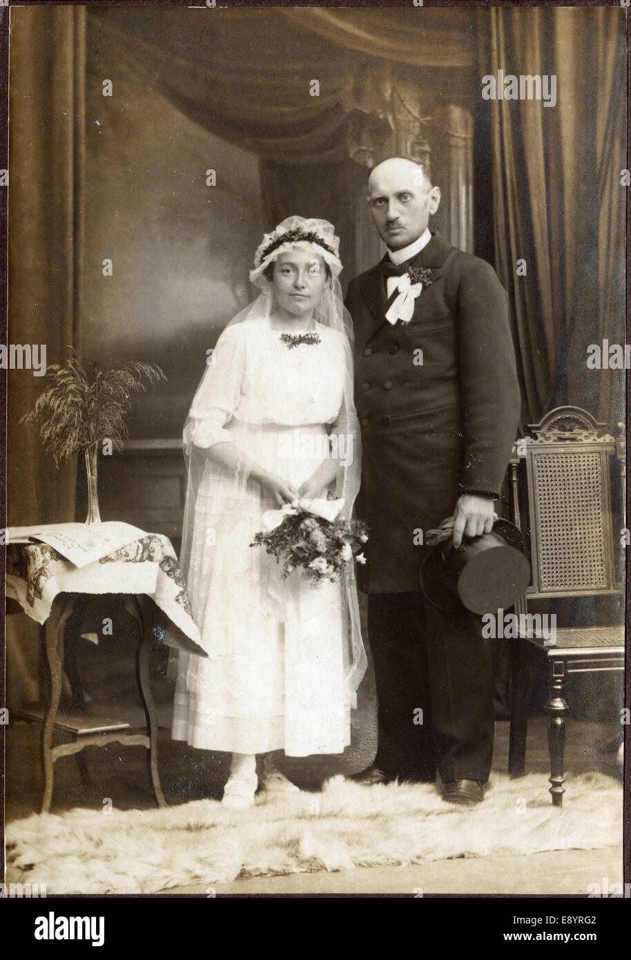 MARBURG, Deutschland - ca. 1920: Vintage Porträt von einem Brautpaar, ca. 1920 Stockfoto