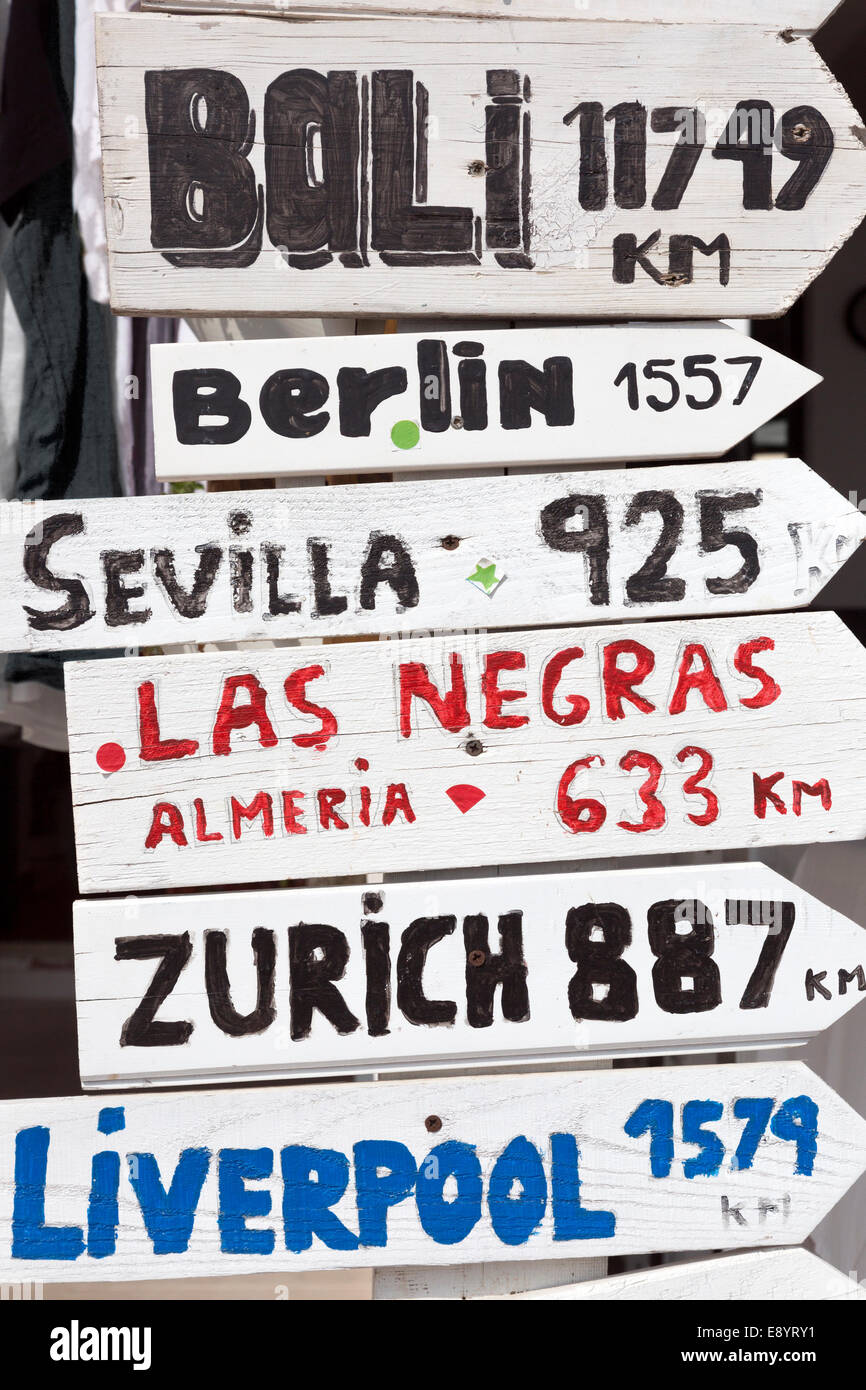 Wegweiser aus Holz mit verschiedenen internationalen Zielen darauf, Menorca, Balearen, Spanien Stockfoto
