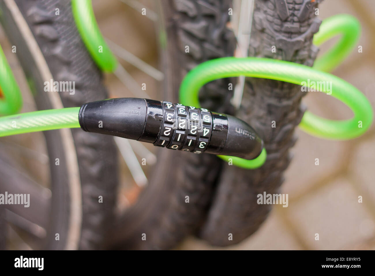 Ein Fahrrad mit einem Diebstahlschutz-Code-Schloss zu sichern. Stockfoto