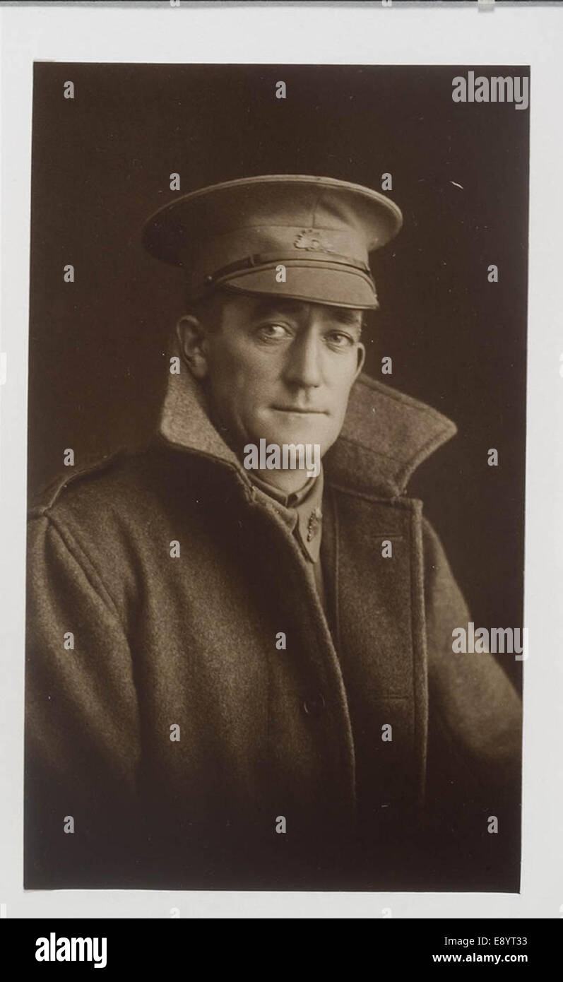 Dieses Foto zeigt Gordon Charles Larkin, wahrscheinlich ein bemerkenswertes Individuum aus dem 20. Jahrhundert. Sein formelles Porträt spiegelt den Stil und die Haltung der Zeit wider. Stockfoto