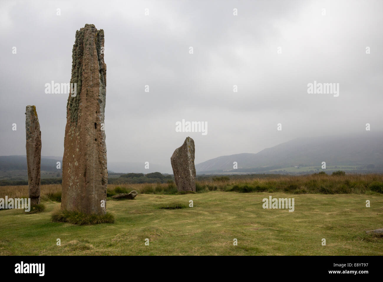 Uralte Menhire an einem bewölkten bewölkten Tag befindet sich auf der Isle of Arran in Schottland. Stockfoto