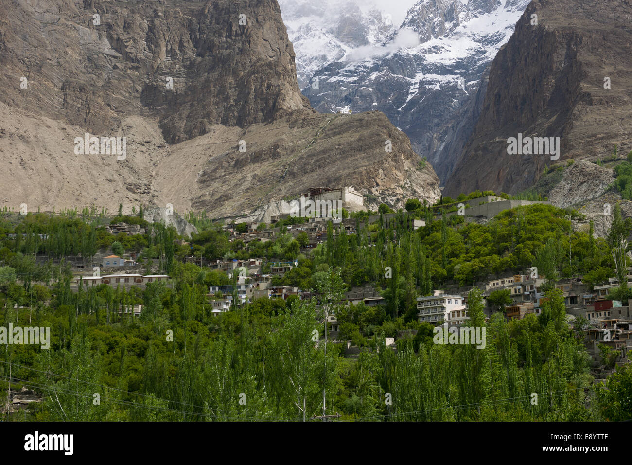Blick talaufwärts Baltit fort, mit schneebedeckten Bergen im Hintergrund, Karimabad, Hunza-Tal, Gilgit-Baltistan, Pakistan Stockfoto