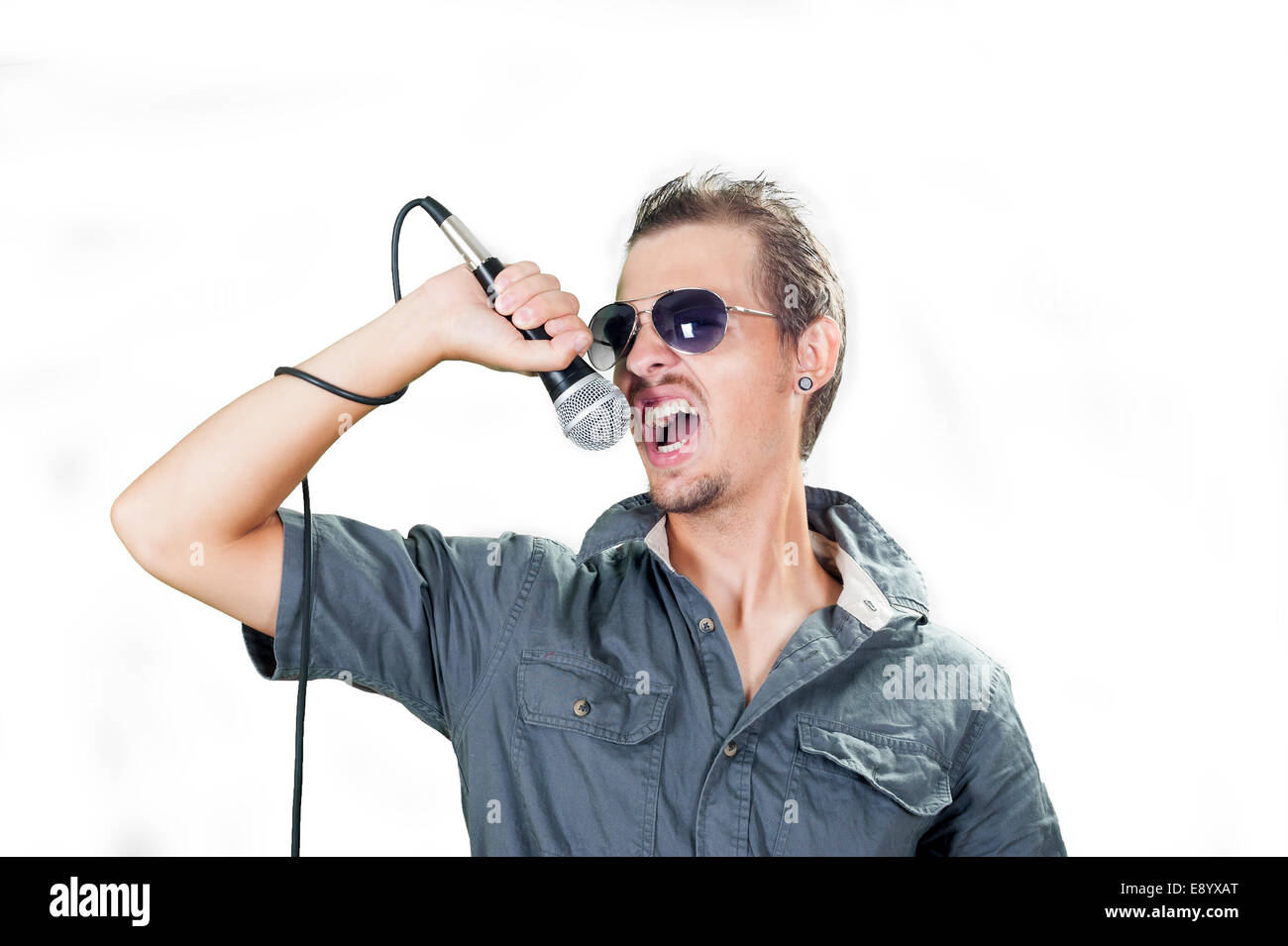 Junge caucasian Rock-Sängerin, die mit Sonnenbrille auf dem weißen Hintergrund Stockfoto