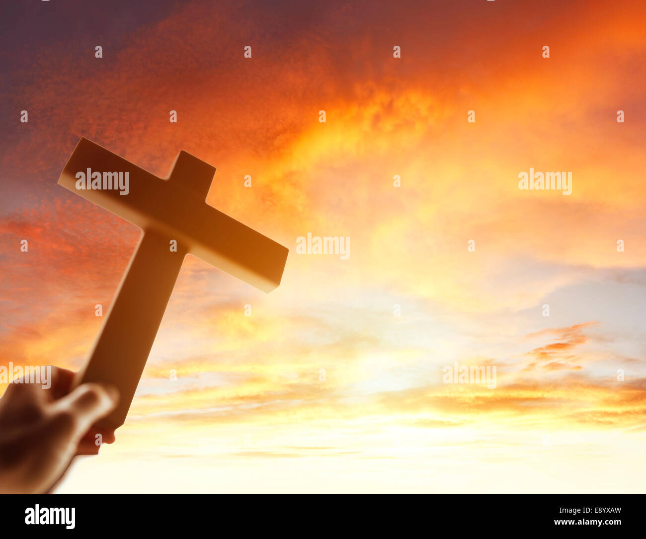 Hand mit Kreuz am Himmel Stockfoto Hand mit Kreuz am Himmel Stockfoto