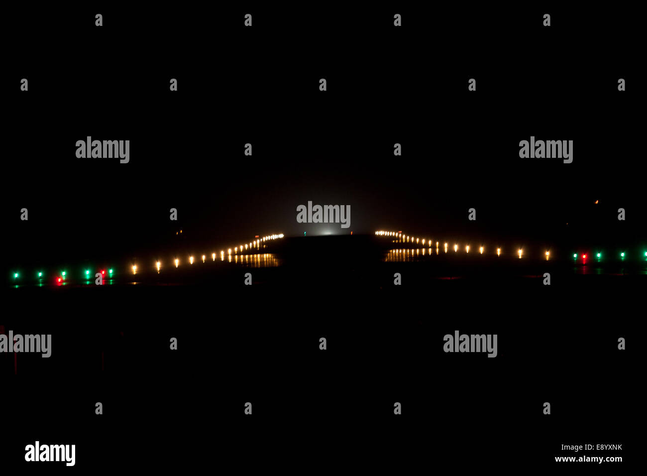 Nacht Schuss einer Landebahn auf einem Flugplatz Stockfoto