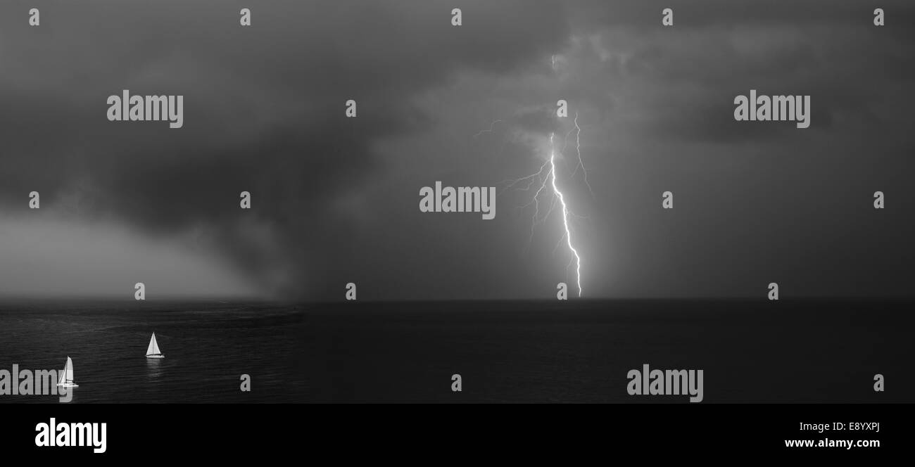 Während einer Segelregatta in Palm Beach, Florida waren Segelboote in einer regen Sturm gefangen und musste durch das schlechte Wetter segeln. Stockfoto