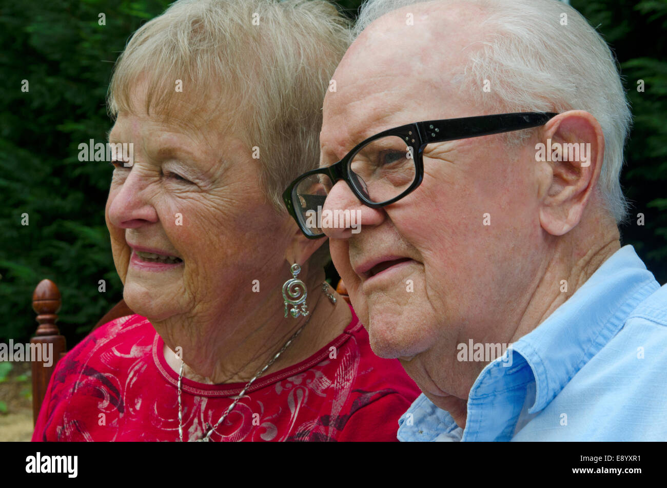 Porträt von einem älteren Ehepaar hautnah. Themen sind Lächeln auf den Lippen und suchen von der Kamera entfernt. Stockfoto