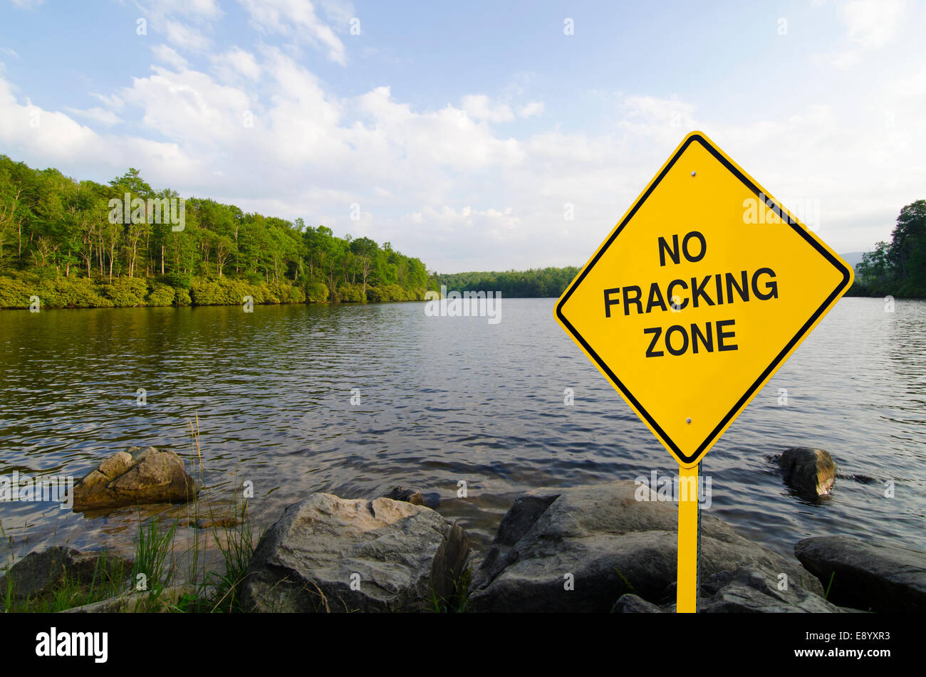 Ein Zeichen von Vorsicht vor eine unberührte Berg See Warnung von "No Fracking Zone." Stockfoto