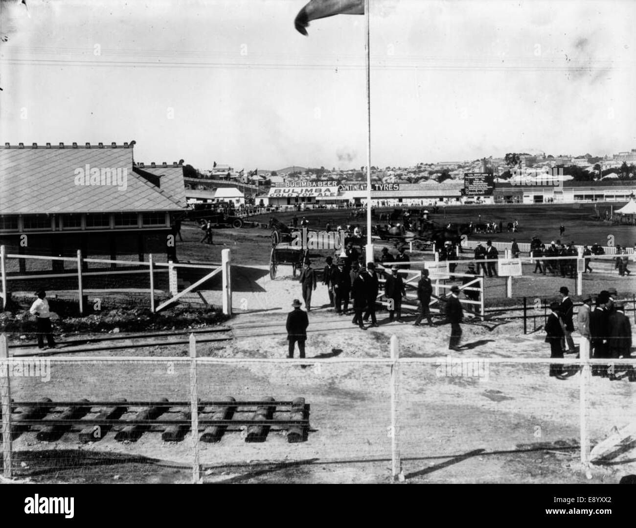 Ein Foto, das die Besucher zeigt, die am Bahneingang zum Ausstellungsgelände ankommen, und zeigt die großen Menschenmassen, die an der Veranstaltung teilnehmen. Die Szene fängt die Hektik der Ausstellung und die Verkehrsinfrastruktur der Epoche ein. Stockfoto