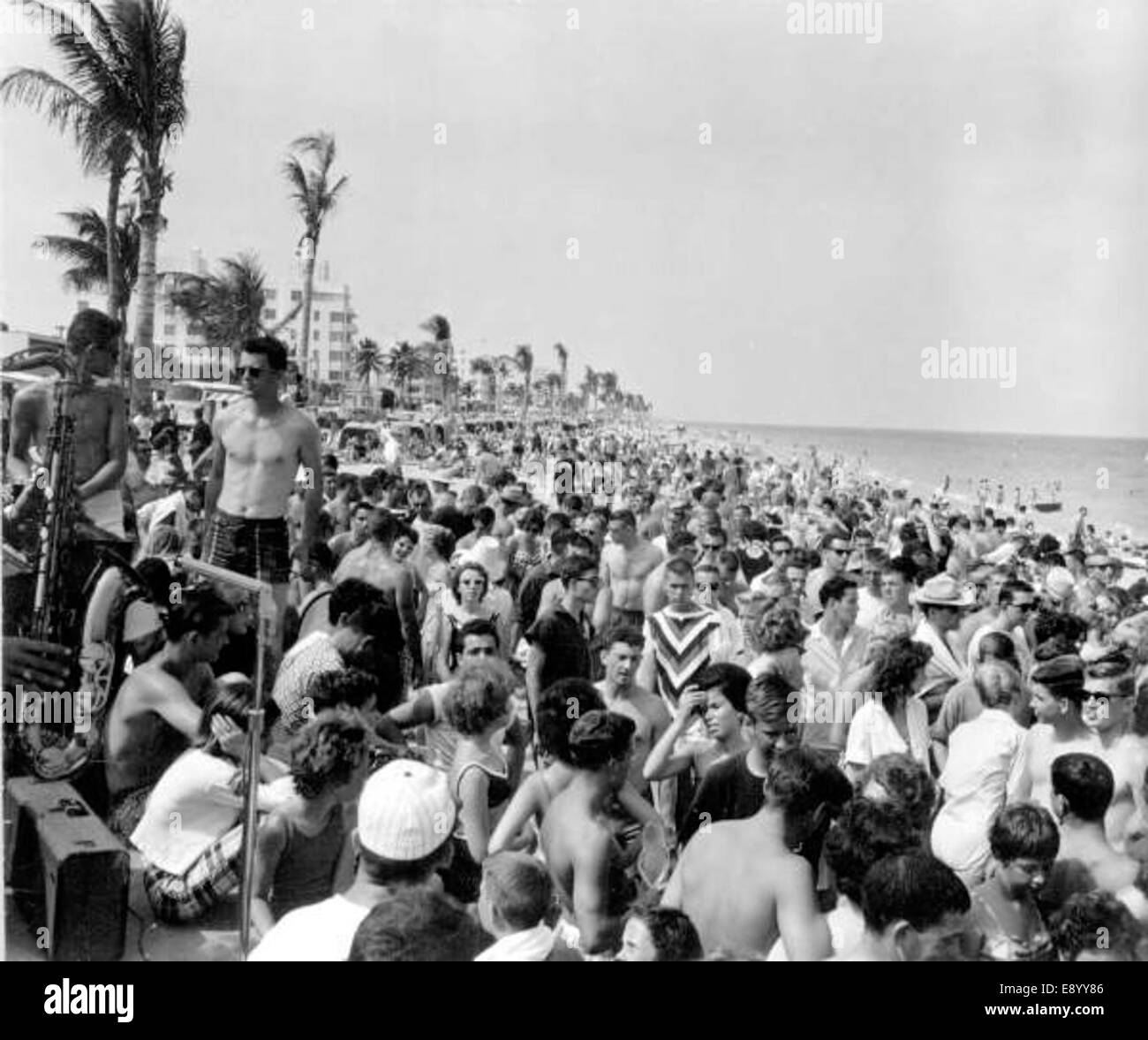 Ein Foto zeigt einen überfüllten Strand in Fort Lauderdale, der bei Studenten beliebt ist. Die Szene zeigt eine lebhafte Strandatmosphäre mit Freizeitaktivitäten. Stockfoto