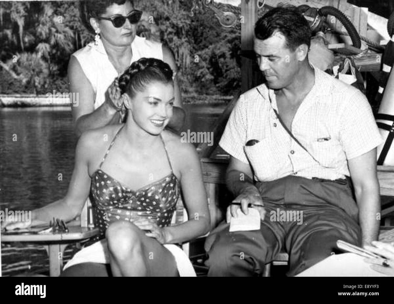 Ein Foto der Schauspielerin Esther Williams, die sich auf eine Unterwassersequenz während der Dreharbeiten in Silver Springs, Florida, vorbereitet. Das Bild zeigt ihre Bereitschaft für die wasserbasierte Szene. Stockfoto
