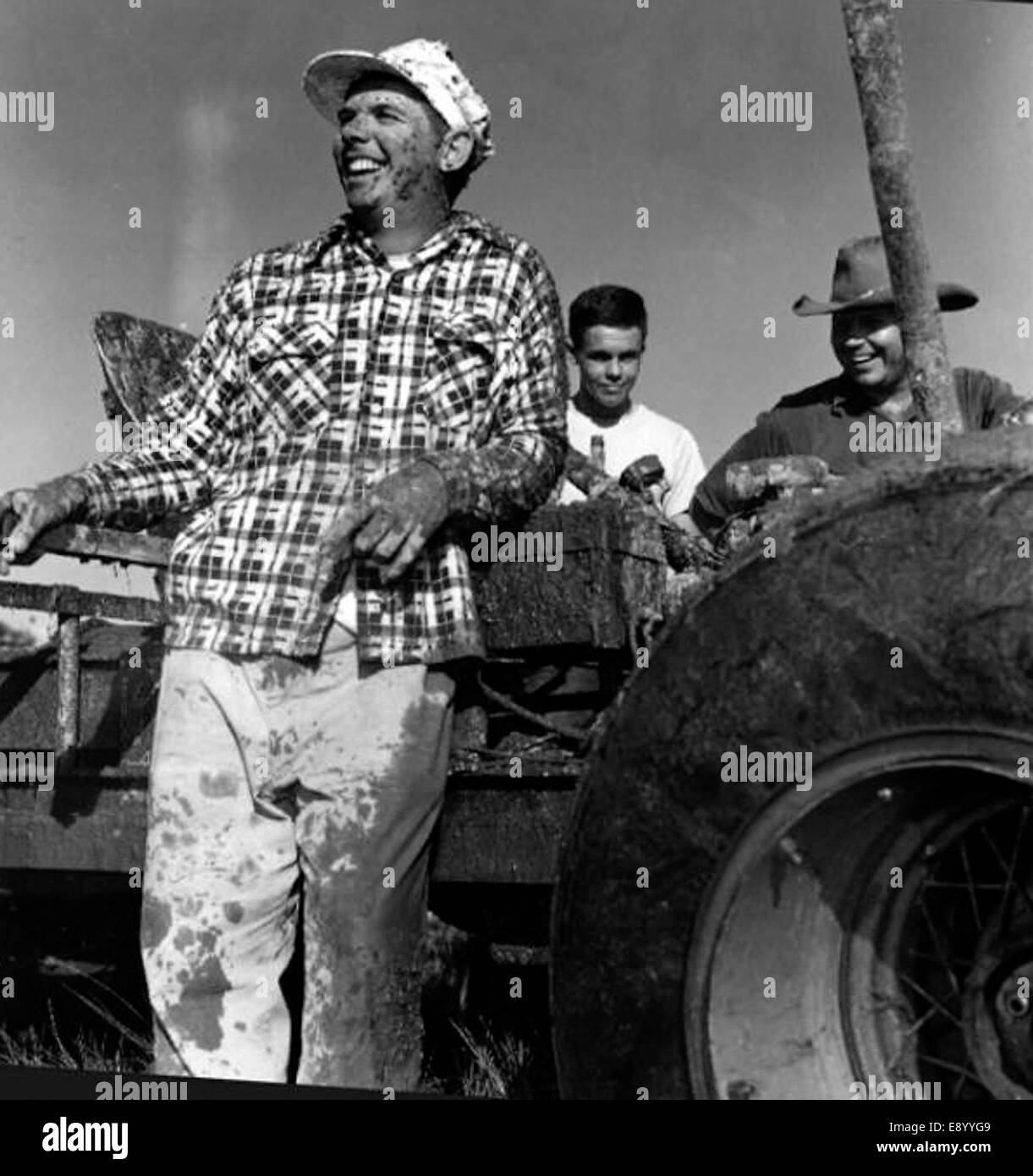 Ein Foto, das die Spannung des Naples Swamp Buggy Day in Florida feststellt und Teilnehmer zeigt, die Sumpfwagen durch matschiges Gelände fahren. Die Veranstaltung zeigt eine einzigartige lokale Sportart in der Region. Stockfoto